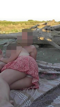 Insegnante di francese pompino amatoriale sulla spiaggia nudista a sconosciuto con sborrata p2 - misscreamy