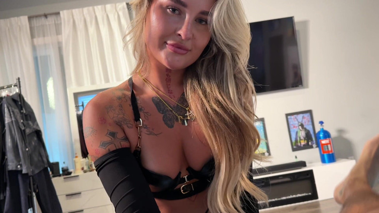 Teddy Tarantino: Ali Roses, Britannique blonde tatouée, chevauche la grosse bite du...