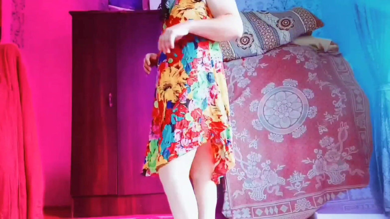 Kitty_Cross: 顽皮的娘娘腔微笑地拿着柔和的礼品盒