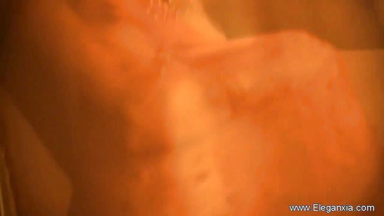 Eleganxia: Ragazza indiana mostra il suo corpo mentre si spoglia