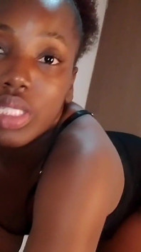 Hot Cute 20yo Napalona pasierbica z naturalnymi cyckami otwiera drzwi i pokazuje ojczyma jej duży tyłek - Jhodez1