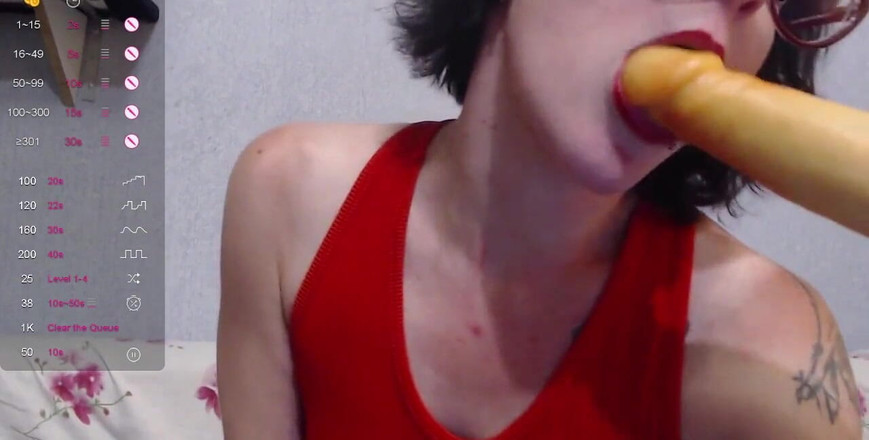 HellENXxOo: Hubená kočka saje tvého tvrdého ptáka