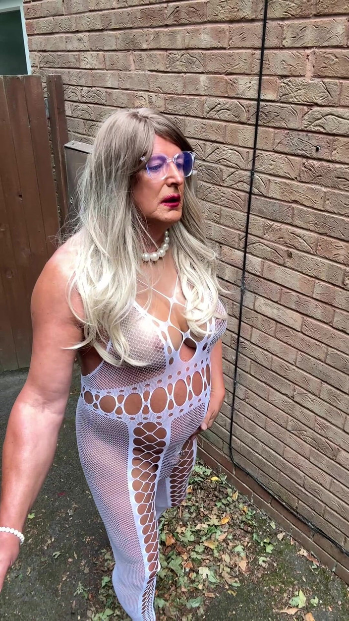 Kellycd2022: 흰색 망사 캣수트와 힐을 신은 섹시한 크로스드레서 Kellycd20222