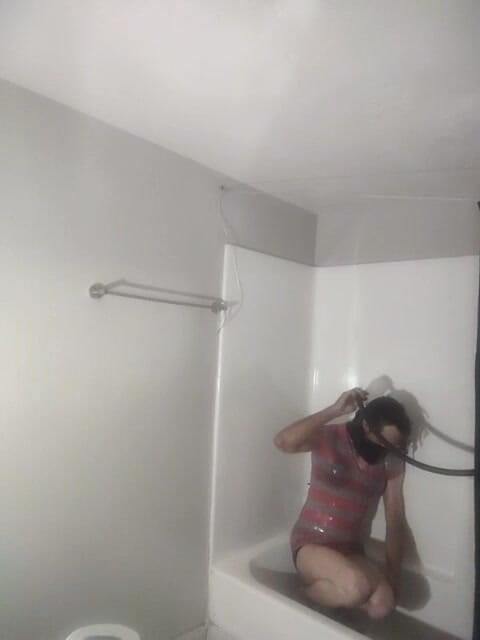 K8e Snow: Svůdný crossdresser se svléká s škádlením ve vaně, broušením ve sprše...