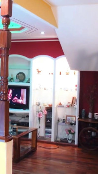 Terwijl mijn vrouw tv kijkt, volgt ze haar zus de trap op.
