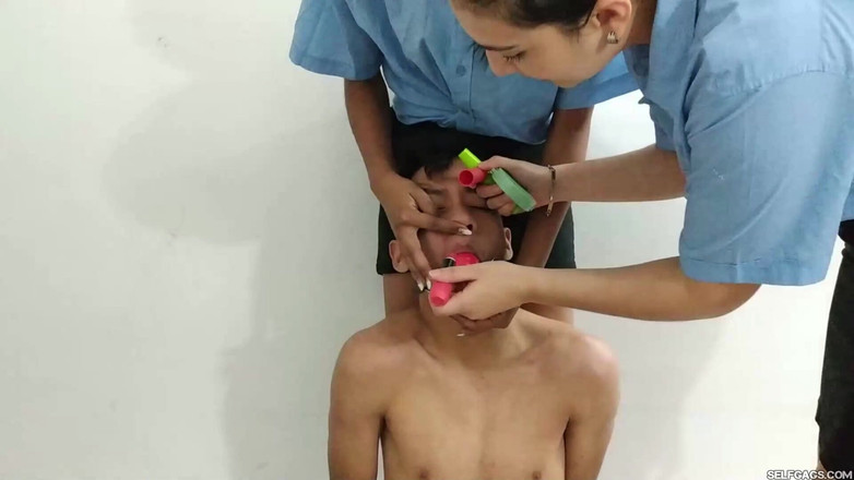 Selfgags femdom bondage: 受欢迎的大学大屁股变成了娘娘腔荡妇奴隶被邪恶的调教狂操！