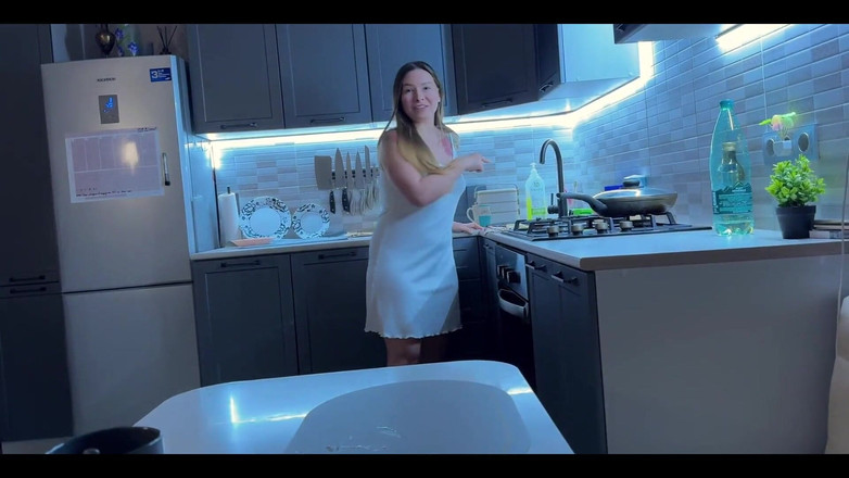 Loly Lola: Mrdání vnadné holky v noci v kuchyni náhodné domácí šukání