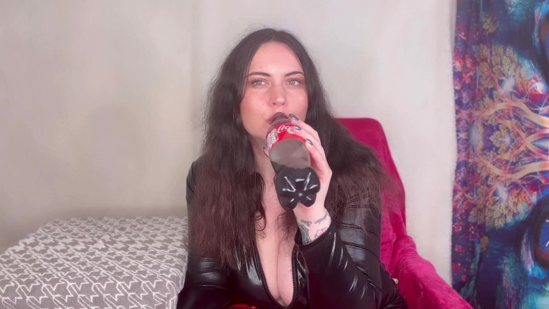 MissFFW: Miss Ffw gode di un drink fizzy e disorsi