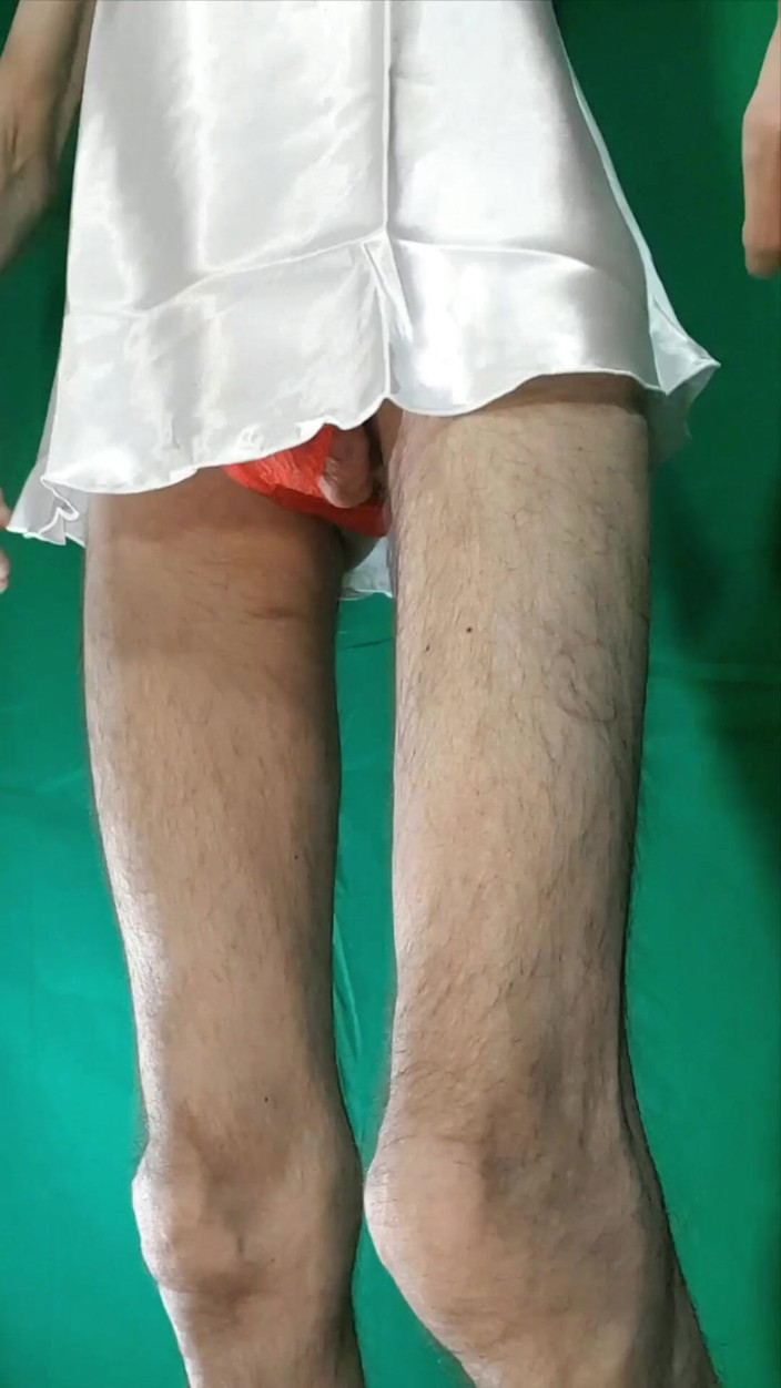 HeIsSooThin: Noční košile a červené krajkové kalhotky