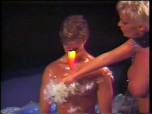 Project Femdom: Madam meletakkan lelaki dalam sut maskot