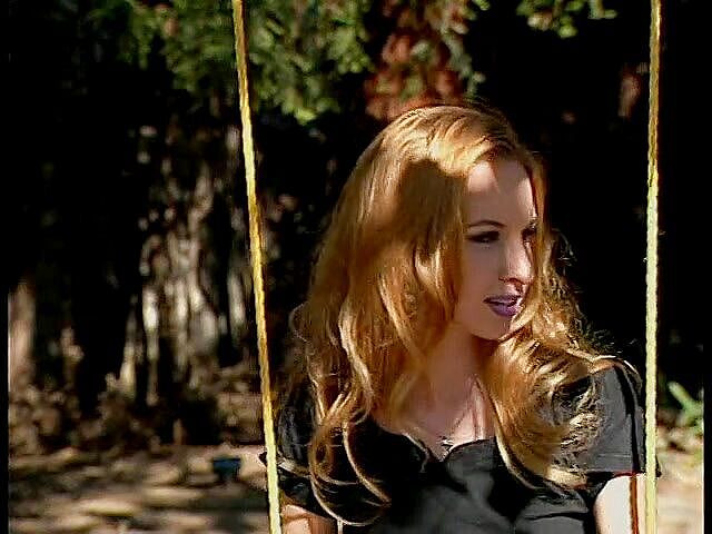 Girls of Desire: 정원에서 서로 먹는 두 명의 아름다운 대구