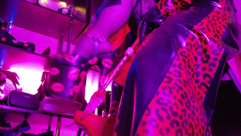 Eva Latexxx: Červená gumová fetiš femdom latexová paní fetiš BDSM strap podpatky...