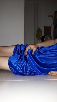 नीले साटन रेशमी अधोवस्त्र पहने हस्तमैथुन वीर्य