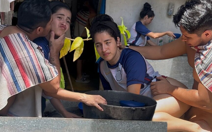 Roxxan: 의붓여동생과 긴급한 의붓형제