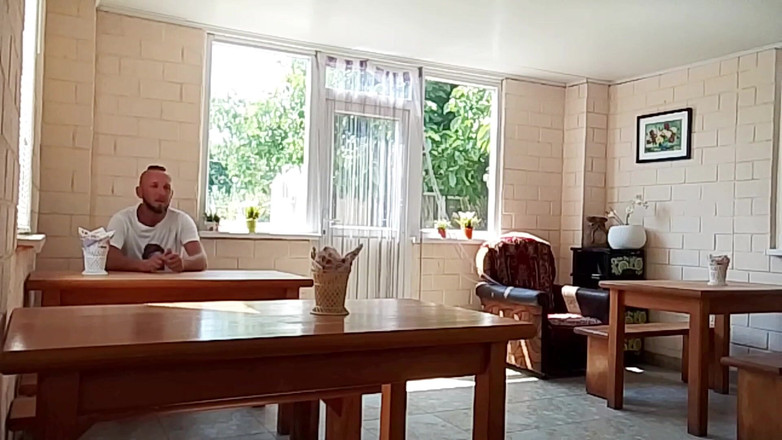 Crazyfamily 1970: नग्न वेट्रेस ने खुद को चोदने दिया