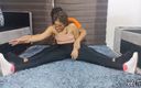 Abella Riley: Linda madrastra haciendo yoga es ayudada por su hijastro que...