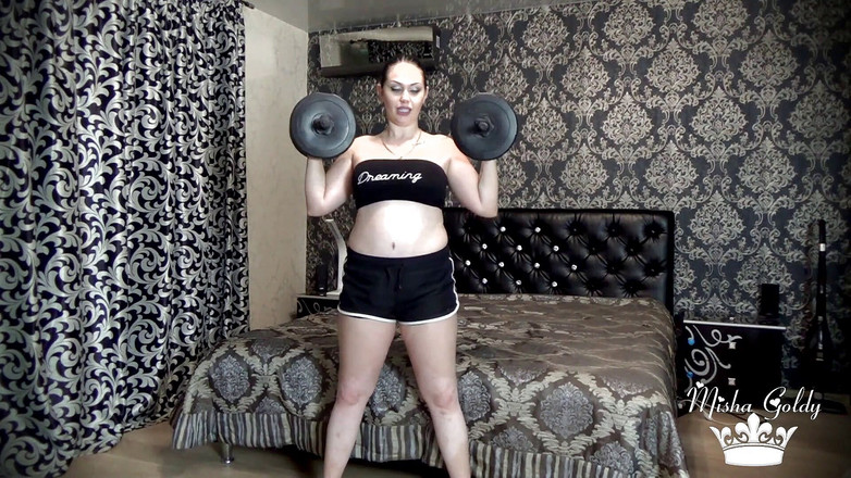 Goddess Misha Goldy: Desafío de levantar pesas con 40 repeticiones por ejercicio