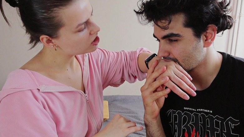Artur and Diana: parmaklarını ilk kez ısırıyor
