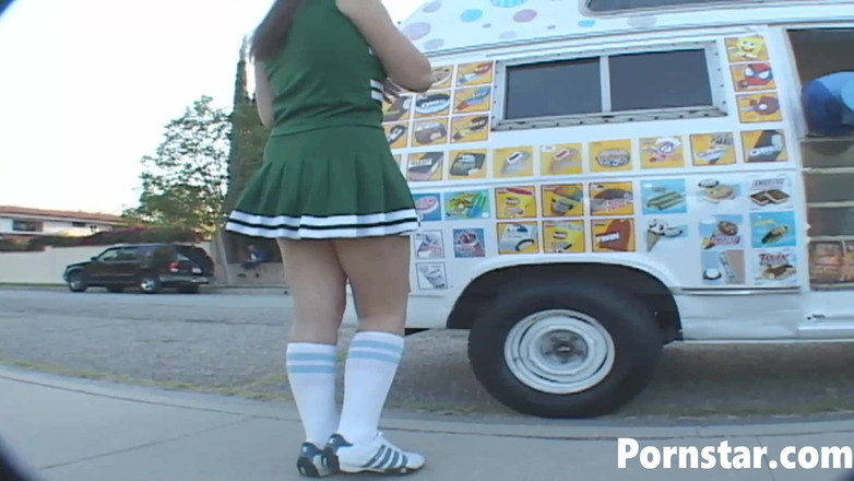 Pornstars: Молода красуня Кортні Джеймс хоче підгледіти