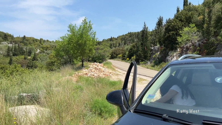 Katty West: Szalona dziewczyna sika na dach samochodu