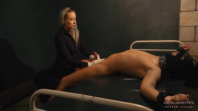 Cruel Anettes fetish world: Přinutil Ho Stříkat