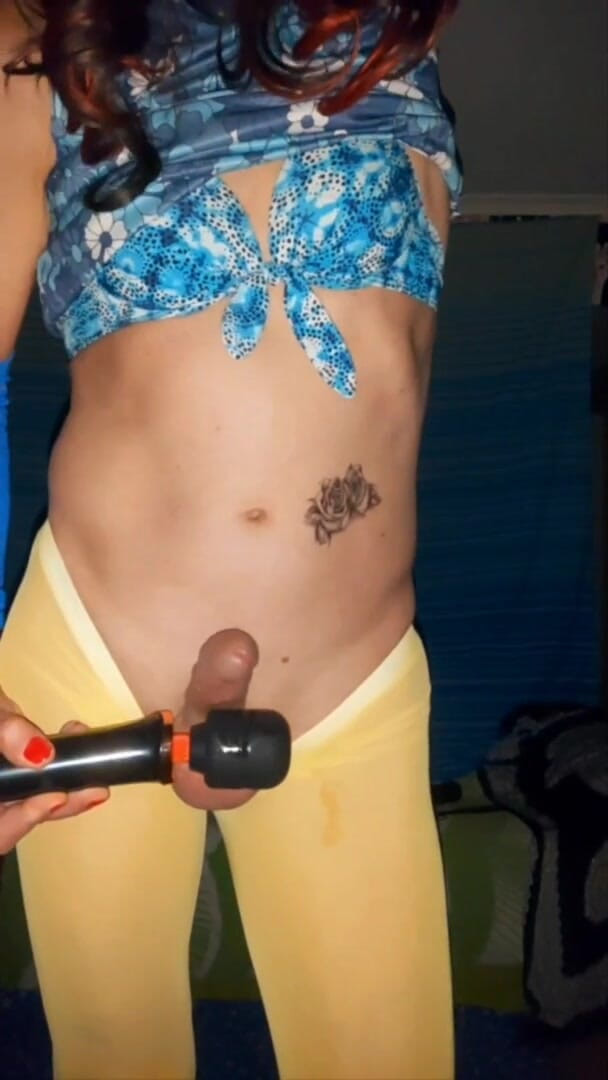 Lizzaali: Uso il mio vibratore a bacchetta per diventare duro e...