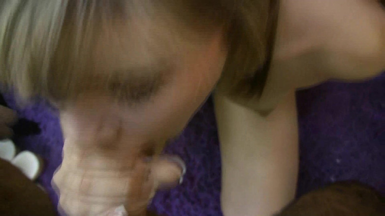 Tight little babes: Російська тінка насолоджується смоктанням члена одруженого чоловіка