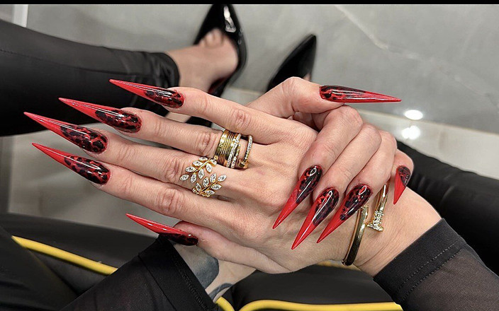 Julia domaina: Unhas longas de cor vermelha, saltos afiados, palmas, dedos longos...
