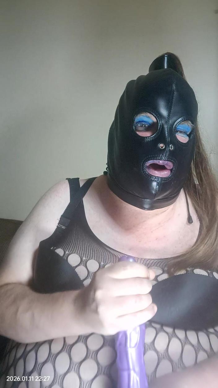 Stephanie-Nicole-TV: Bbw TV si diverte con un dildo viola