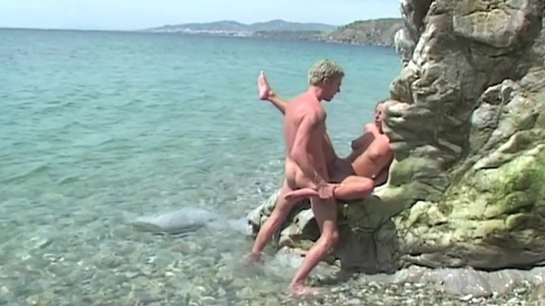Club David Caroll: A superb blonde slut gets ass fucked on the beach