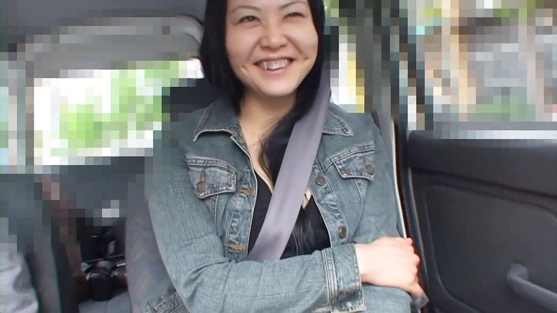 Asiatiques: 女の子が拾われ、自慰行為をするように頼まれます