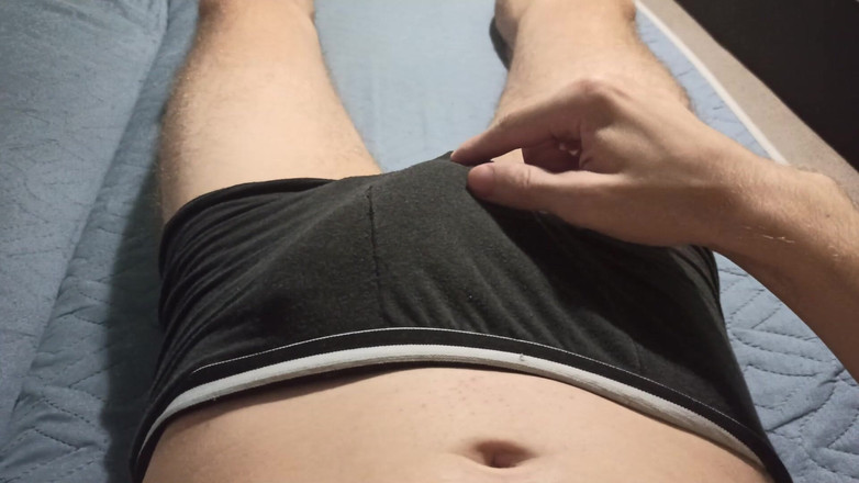 Pasha: Guy는 팬티 사이로 자지를 에로틱하게 부드럽게 자지로 움직입니다