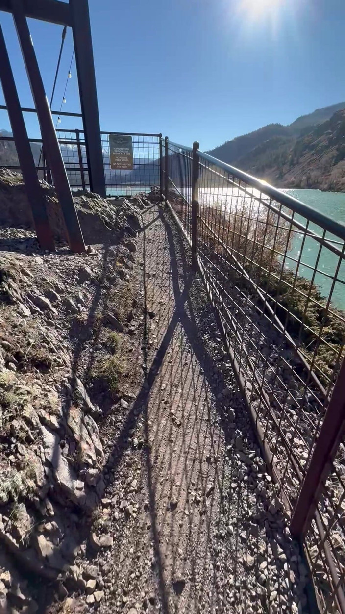 Dahlia Wolf: 恋足癖户外过桥