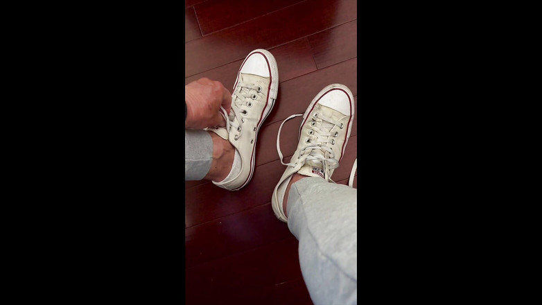 Barefoot Blake: चलाने के बाद पसीने से तर बदबूदार Converse chucks, मोज़े, पैर + लंड पथपाकर