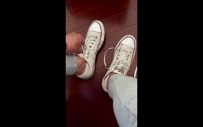 Barefoot Blake: Sau khi chạy những converse mập mạp ướt át, vớ, chân + vuốt...