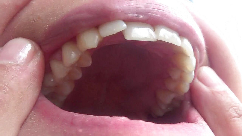 Sexy Milf: Kate ouvre grande la bouche pour toi