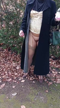Meine Muslimische Freundin Zeigt Ihre Muschi Draußen Im Park.