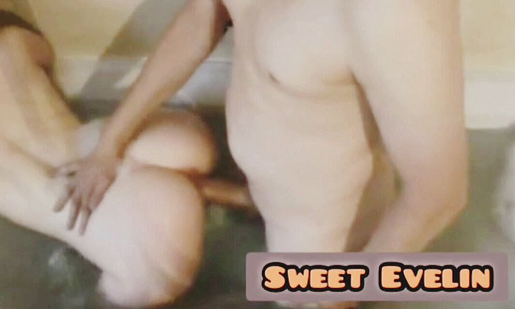 Holly couple: 화장실에서 따먹히는 아름다운 핫한 그리스 의붓 여동생