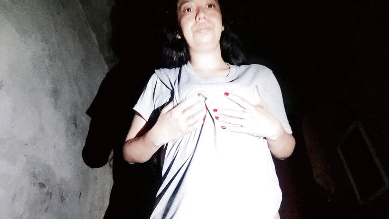 katha: 他抚摸我的奶子和外壳，因为家里没有光，我一个人很无聊