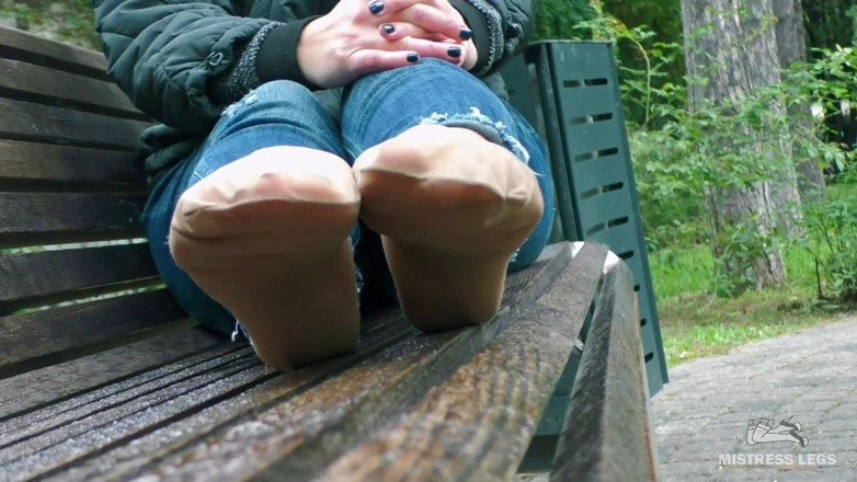 Mistress Legs: Roztomilá chodidla v nylonových ponožkách venku v deštivém dni