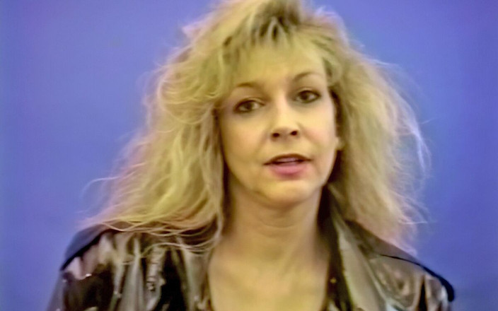 Real Sex Pass: 그녀의 손에 사정하고 그녀는 그녀의 가슴에 사정을 문질러