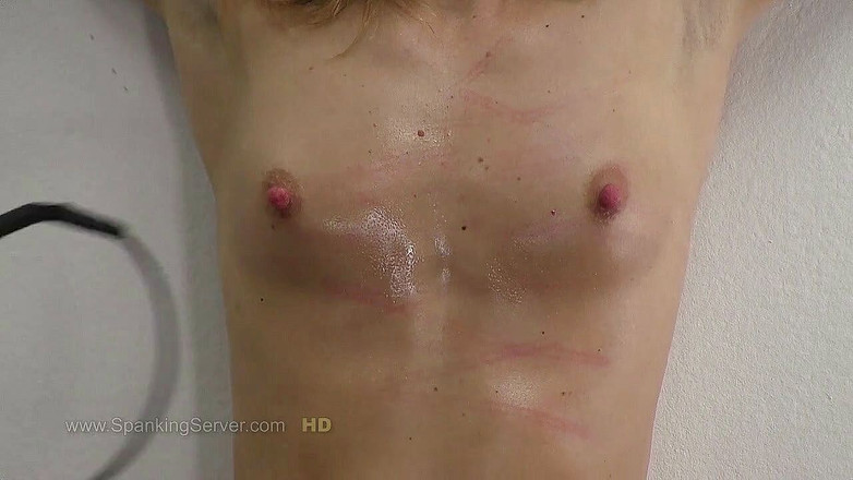 Spanking Server: Sasha의 젖탱이 채찍