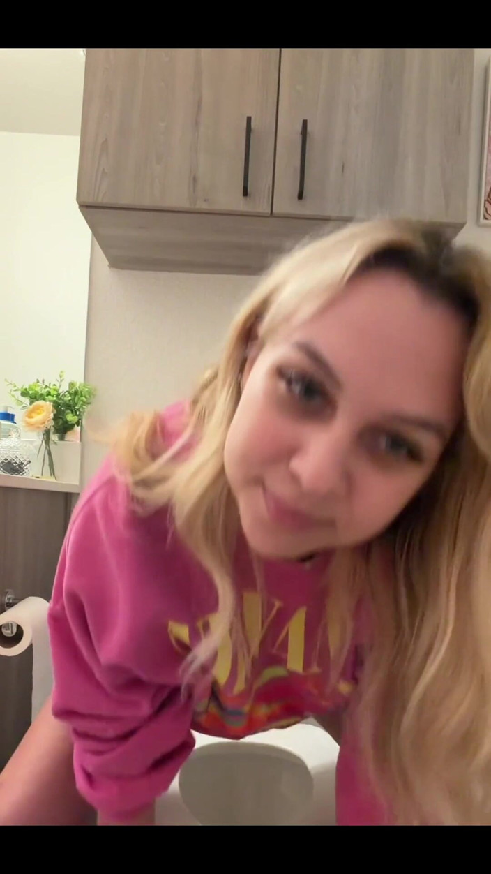 Tiffstreatsxoxo: Čůrání na záchodě mé nejlepší kamarádky! Připraveni na zábavný víkend...