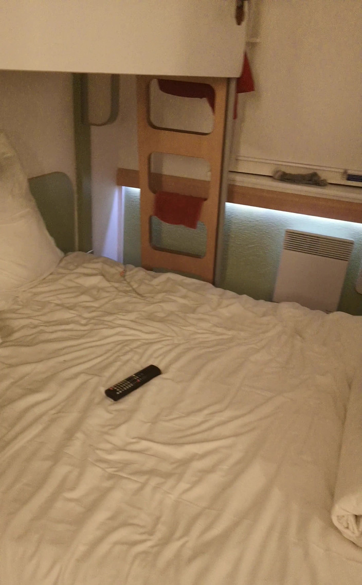 Amadeus: 내 방을 보여주고 내일 파리에 가기만 하면 에어비앤비가 멋진 전망을 볼 수 있기를 바랍니다.