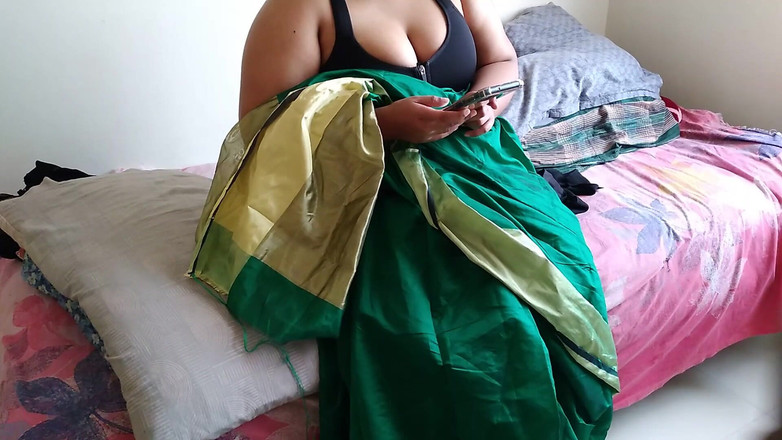 Aria Mia: Makcik Telugu dalam saree hijau dengan buah dada besar di...