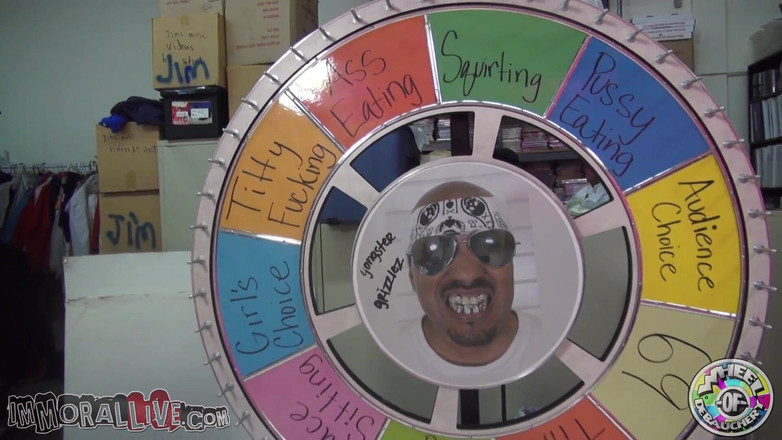 Immoral Live: Красивая блондинка Siri показала свои удивительные огромные натуральные груди