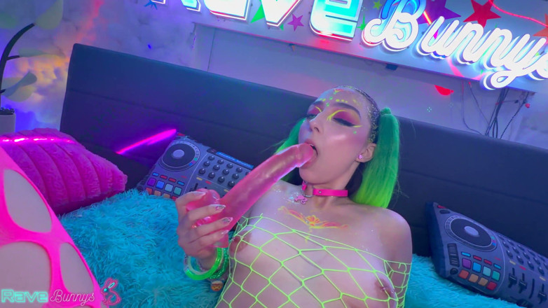Rave Bunnys: Scarlett Rosewood Knäböjer i fisknät och slår Brian Omallys kuk!