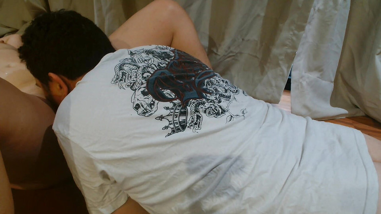 Bellaboo: Komşu kirasını ödemek için amcığını yalıyor