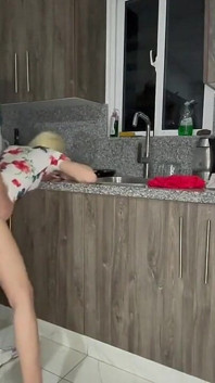Fată sexy și incitantă adânc în gât și futută de tatăl vitreg în bucătărie până la ambele orgasme