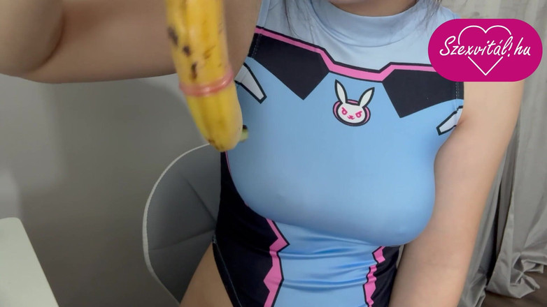 AmayaMori: Moja przyrodnia siostra kładzie prezerwatywę na banana, bawi się nim,...